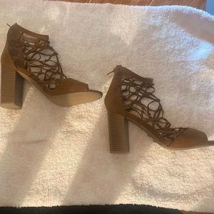NY&C block heel with netted front and zippered back